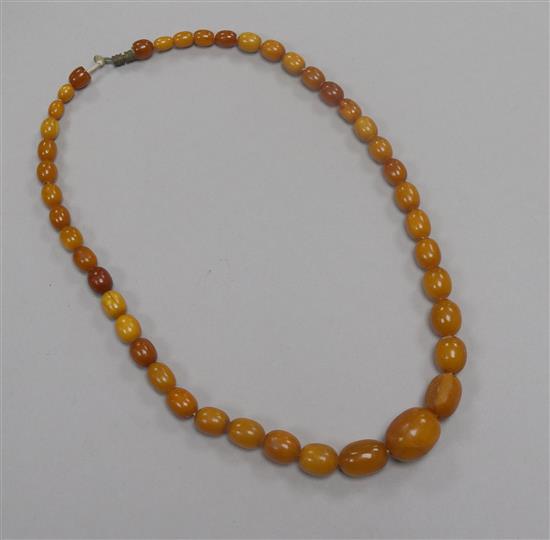 A single strand amber bead necklace, gross 39 grams, 56cm.